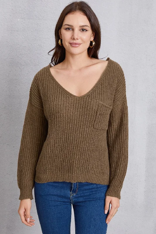 V-neck pocketed knit top